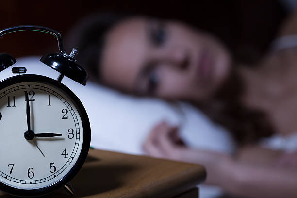 reloj despertador en la mesa de noche - sleeping insomnia alarm clock clock fotografías e imágenes de stock