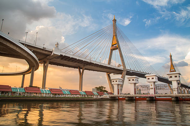 bhumibol bridge na tailândia - bridge bangkok suspension bridge river - fotografias e filmes do acervo