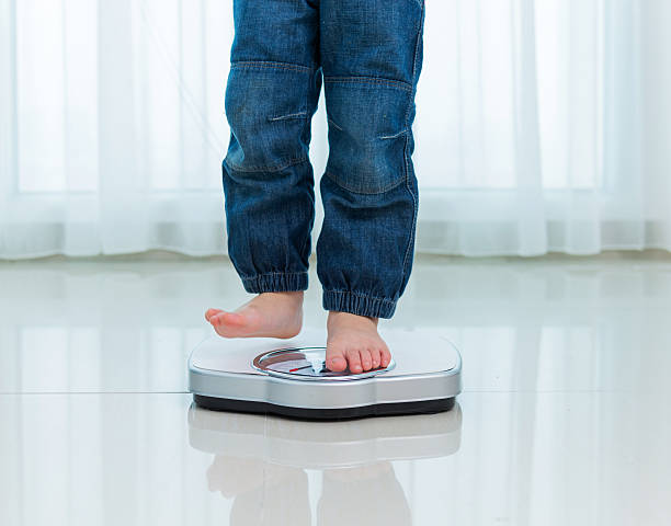 medidas de peso - child human foot barefoot jeans fotografías e imágenes de stock