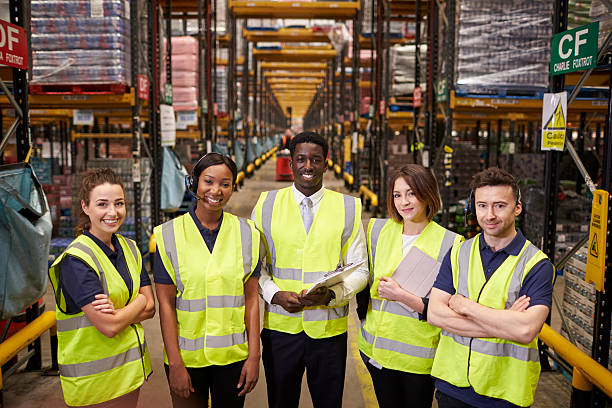 倉庫スタッフのグループのポートレート、ワンランク上の眺め - warehouse manager place of work portrait ストックフォトと画像