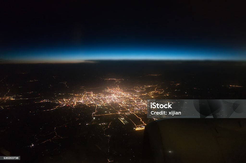 Noche de vista de la ciudad desde la ventana de avión - Foto de stock de Ciudad libre de derechos