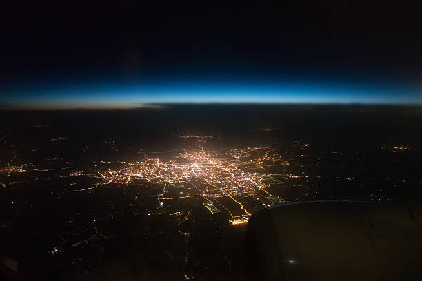 widok miasta w nocy z okna na samolot - city night cityscape aerial view zdjęcia i obrazy z banku zdjęć