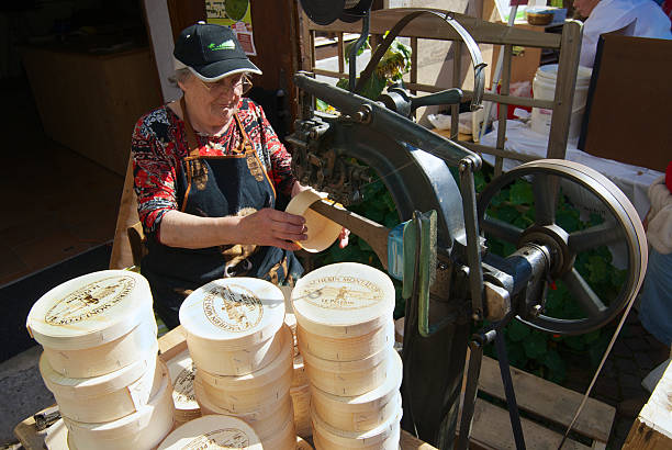 lady produz caixas de madeira para o queijo affoltern im emmental, suíça. - dairy farm dairy product emmental cheese cheese imagens e fotografias de stock