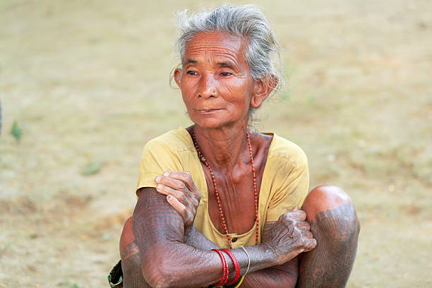 stara kobieta z tharu osób. patihani-nepal. 0806 - body jewlery zdjęcia i obrazy z banku zdjęć