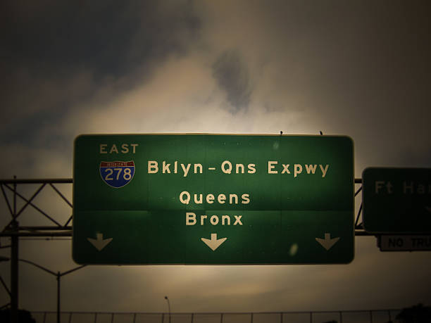 brooklyn queens bronx panneau - brooklyn sign new york city queens photos et images de collection