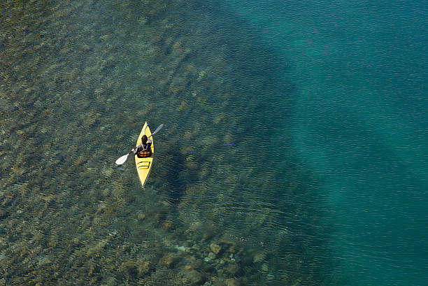 kayak de travesía de remo de los lagos de patagonia, argentina. - bariloche argentina summer landscapes fotografías e imágenes de stock