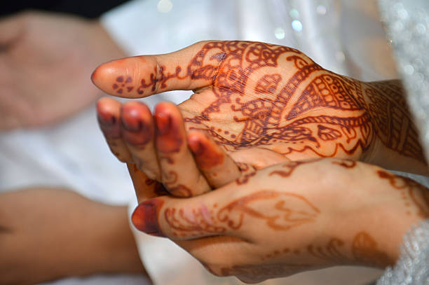 istock Henna On Hands Of Indonesian Wedding Bride 530225005