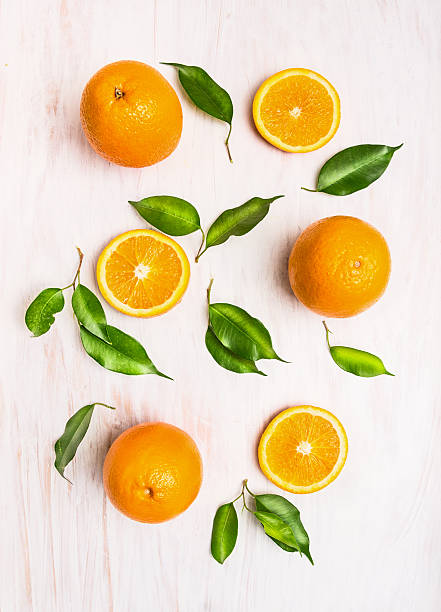 laranjas frutas composição com verde folhas e fatia - gland lobule imagens e fotografias de stock