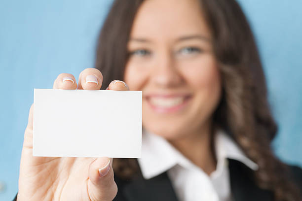 empresaria dando en blanco tarjeta de negocio - invitation blank smiling business card fotografías e imágenes de stock