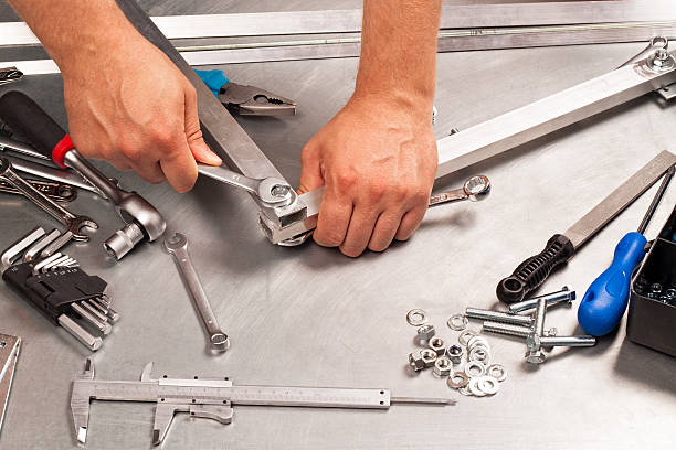 metall arbeit tools, steel parts. - workshop screw storage room repairing stock-fotos und bilder