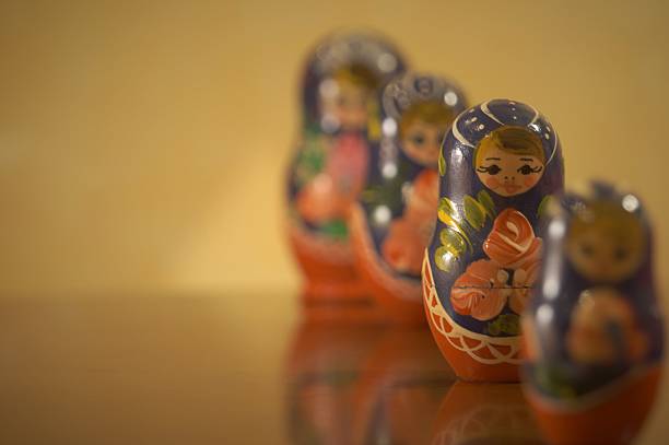 bonecas matryoshka, old imagem. - russian nesting doll growth evolution repetition imagens e fotografias de stock