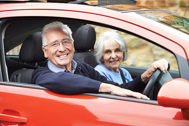 portret uśmiechnięte starsza para się do jazdy w samochodzie - driving senior adult car women zdjęcia i obrazy z banku zdjęć