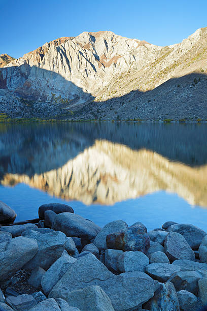 lago penalizar-mamute - convict lake imagens e fotografias de stock