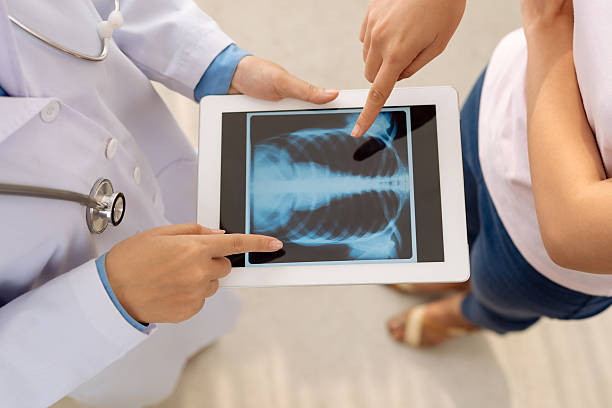 x-ray en tableta digital - x ray image radiologist examining using voice fotografías e imágenes de stock