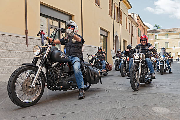 gruppo di ciclisti equitazione harley davidson - riding old old fashioned motion foto e immagini stock