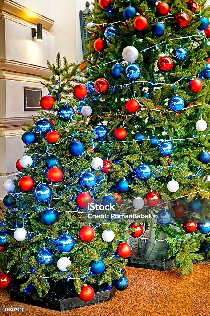 Foto de Vermelho Azul E Branco Decorando A Árvore De Natal Com Bolas e mais  fotos de stock de Azul - iStock