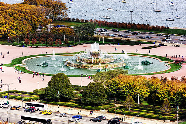 buckingham memorial fountain in autumn, chicago - grounds city life park grant park fotografías e imágenes de stock