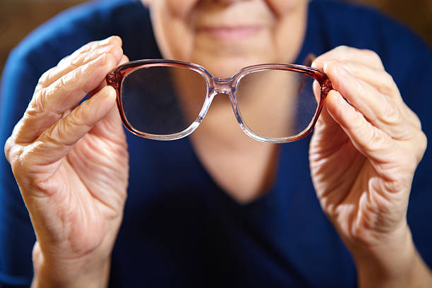 istock Old woman hands with eyeglasses 530288103