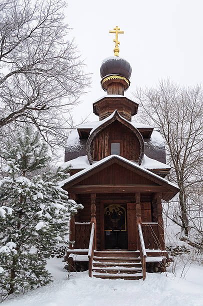 chapelle en bois au holy printemps storozhevsky saint sava - monkhood photos et images de collection