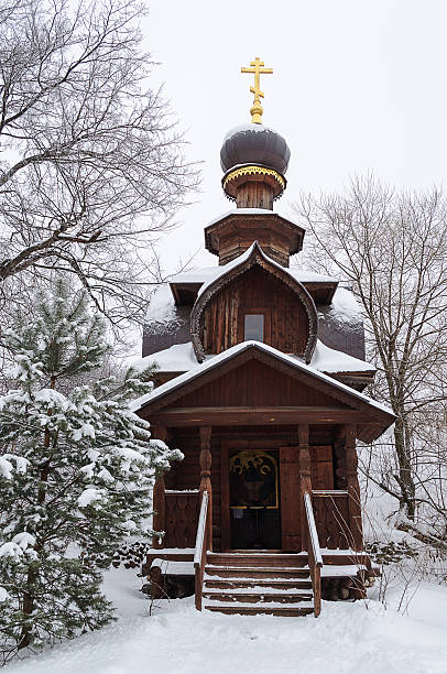 деревянные часовня на holy весна st сава storozhevsky - monkhood стоковые фото и изображения