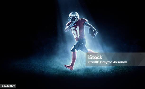 Americanfootballspieler Im Scheinwerferlicht Stockfoto und mehr Bilder von Football-Spieler - Football-Spieler, Punktlicht, Amerikanischer Football
