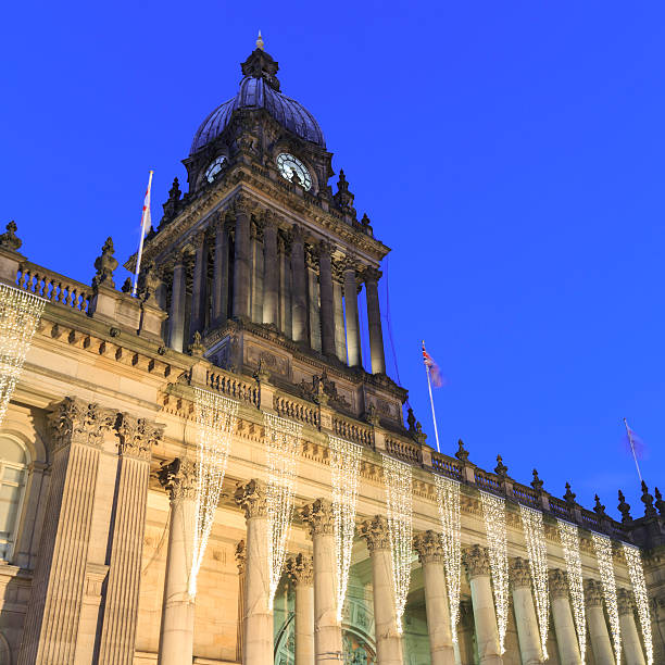 leeds town hall à noite - leeds england leeds town hall night uk - fotografias e filmes do acervo