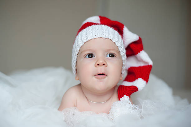 natal engraçado bebê menino ou menina na santa chapéu de - beautiful caucasian cute little girls imagens e fotografias de stock