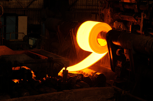 Golden rodillo de acero inoxidable con opciones frías y calientes en la fábrica de fabricación. photo