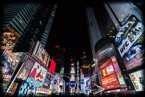 times square-new york, wenige tage vor dem neuen jahr - theaterbezirk von manhattan stock-fotos und bilder