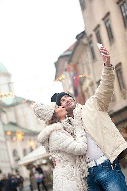 casal tendo selfie na cidade de inverno férias na - ljubljana december winter christmas imagens e fotografias de stock