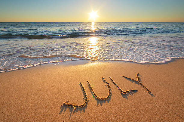 julio palabra sobre el mar - julio fotografías e imágenes de stock