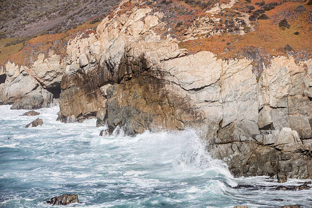 волн, разбивающихся на скалистом - point lobos state reserve big sur california beach стоковые фото и изображения