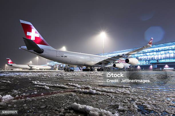 Massive Schneesturm Am Flughafen Zürich Stockfoto und mehr Bilder von Flughafen - Flughafen, Nacht, Abwarten