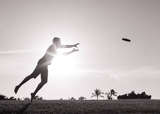 pular para pegar o frisbee - plastic disc ultimate competition determination - fotografias e filmes do acervo