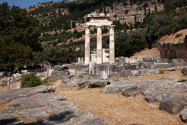 istock Three doric columns and entablature with frieze in Delphi, Greece 530313009