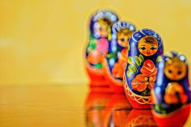 matryoshka bambola stile russo - russian nesting doll growth evolution repetition foto e immagini stock