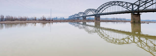 "gerola" ponte de ferro, sobre o rio pó. imagem a cores - padan plain - fotografias e filmes do acervo