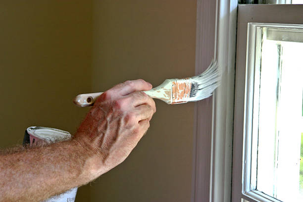 interno telaio di finestra pittura - brushing paint house painter human hand foto e immagini stock