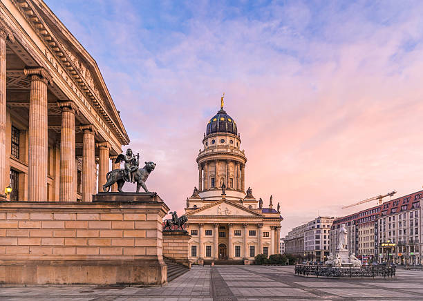 площадь жандарменмаркт berlin - berlin germany gendarmenmarkt schauspielhaus germany стоковые фото и изображения