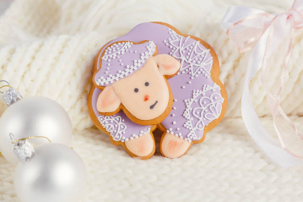 istock Lavender color gingerbread sheep on white knitted background 530326191