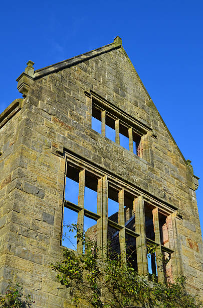 in rovina gable fine di un edificio vittoriano. - gable end foto e immagini stock