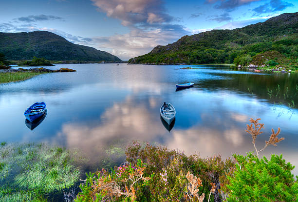 озеро в ирландии - overcast republic of ireland cloudscape cloud стоковые фото и изображения