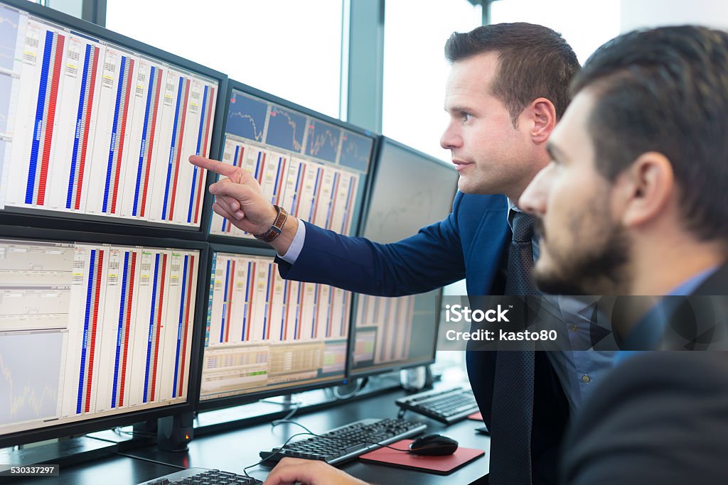 Comerciantes Stock de buscando en pantallas de ordenador. - Foto de stock de Certificado de una acción libre de derechos