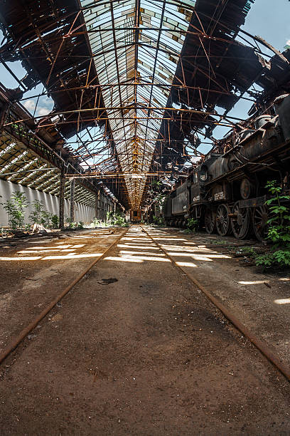 old treina no comboio abandonado depot] - sign rusty industry no parking sign imagens e fotografias de stock