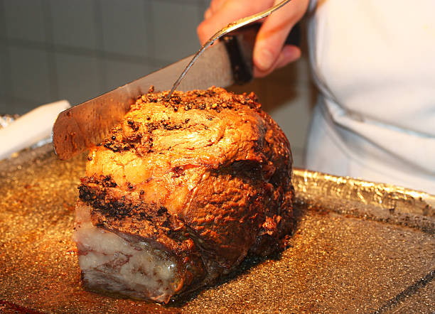 hot prime rib - roast beef roasted spit roasted roasted prime rib foto e immagini stock
