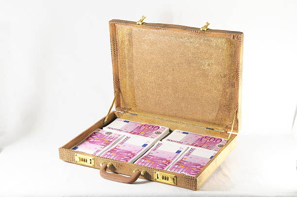 istock Suitcase Full of Banknotes 530348365