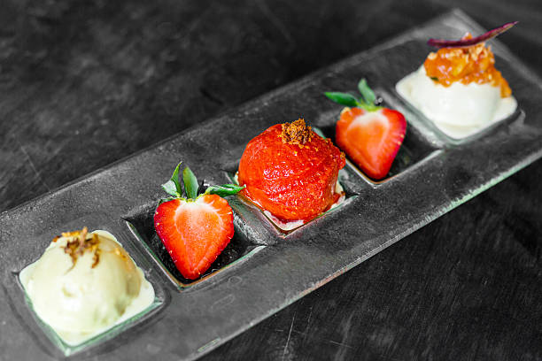 вкусные изысканные блюда - raspberry ice cream close up fruit mint стоковые фото и изображения