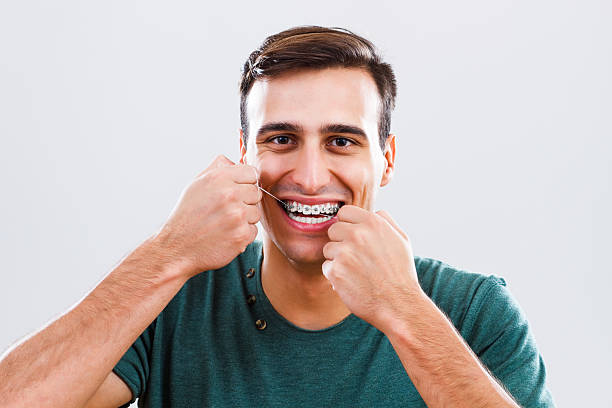 higiene dental - dental floss brushing teeth dental hygiene dental equipment imagens e fotografias de stock