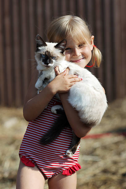 istock Plays a girl and with a cat 530361105