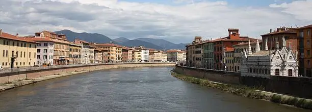Picture with the River Arno in the city of Pise.